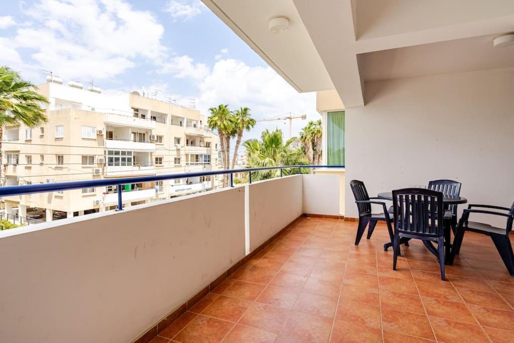 Carisa Downtown With Rooftop Pool Larnaca Eksteriør billede